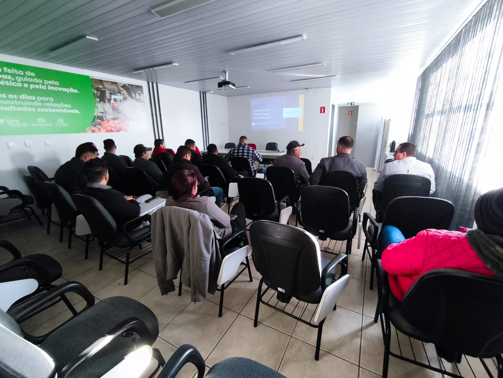 Treinamento de segurança do trabalho em sala com projetor