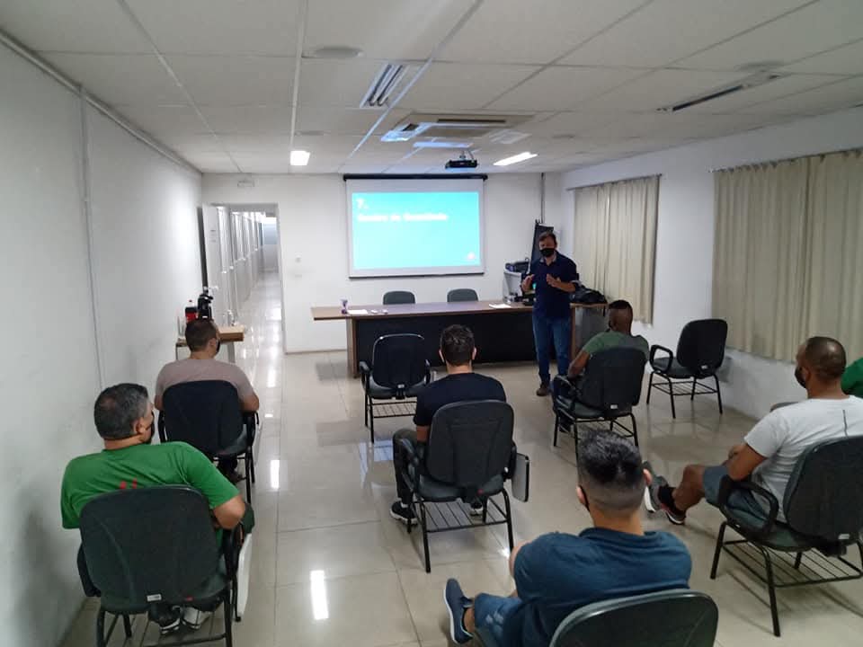 Instrutor ministrando treinamento de segurança do trabalho